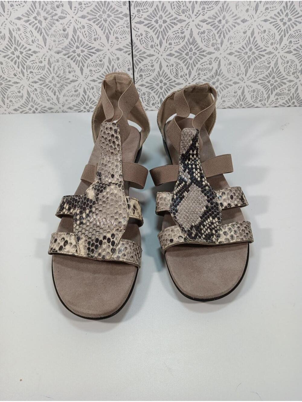 Munro American Size 9 narrow Zena Khaki Python Snakeskin Print